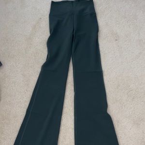 NEVER WORN Lululemon Groove pant in smoked spruce